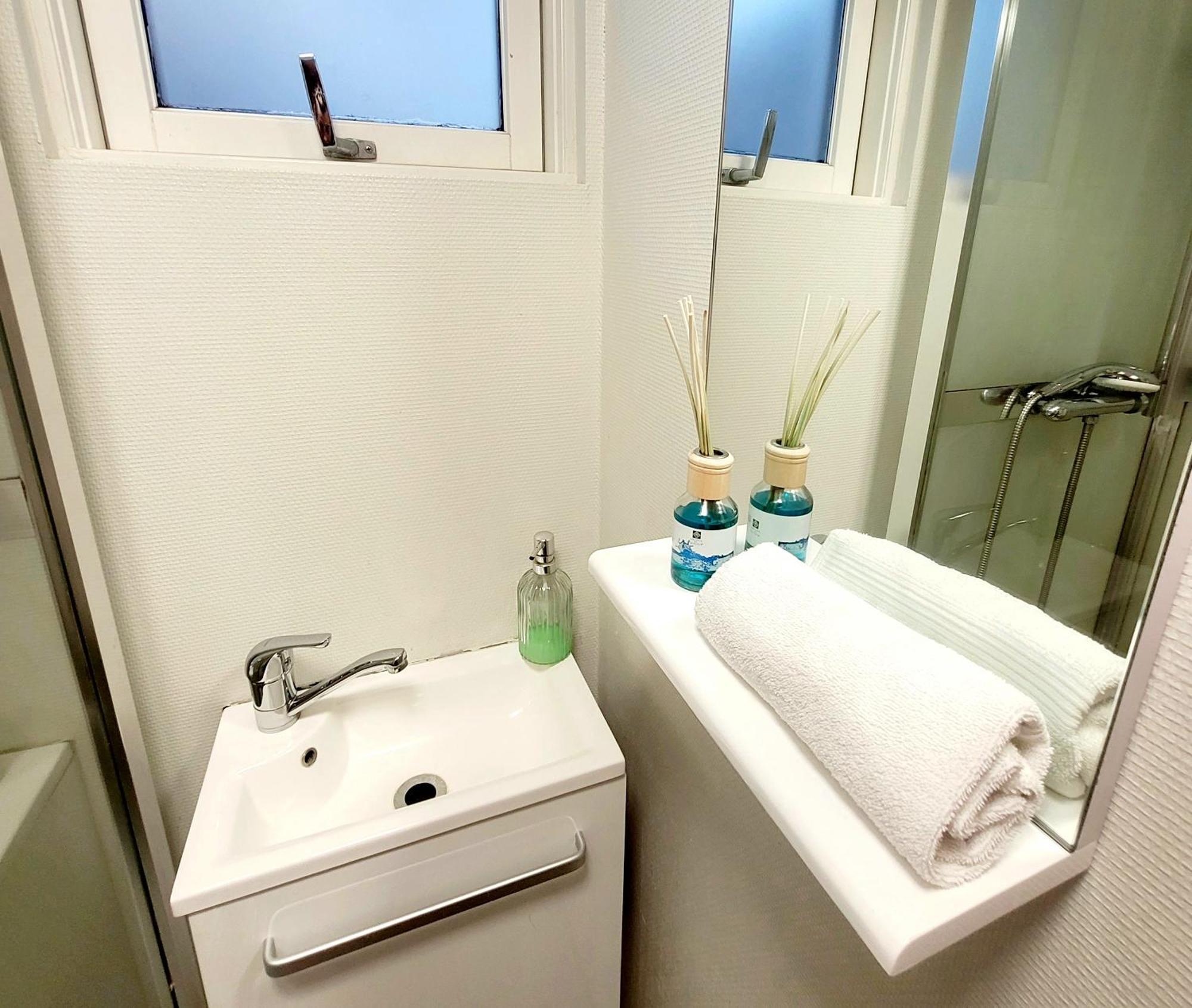 B&B Guesthouse - Bed And Breakfast Keflavik Centre Ngoại thất bức ảnh